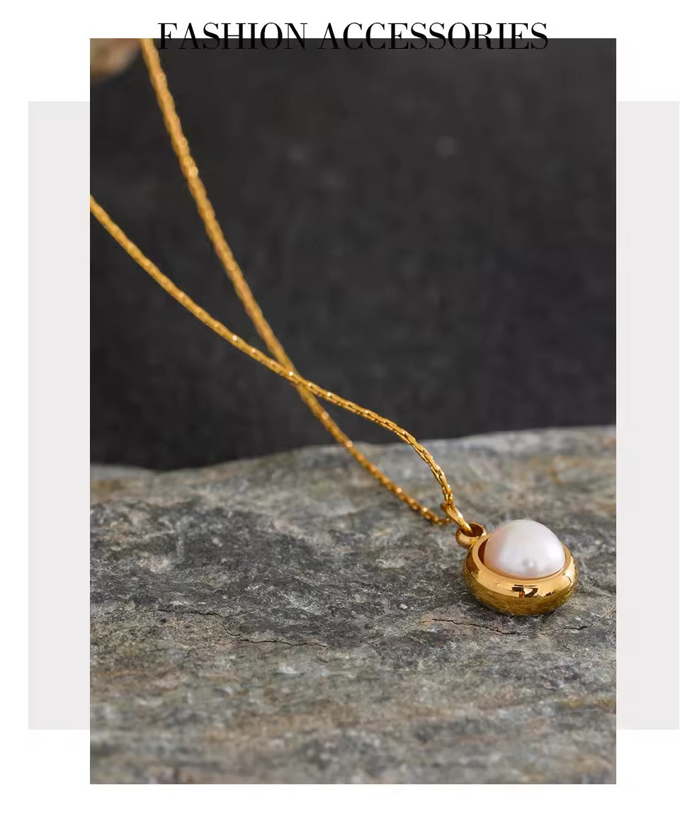 Pearls Round Chic Pendant Necklace